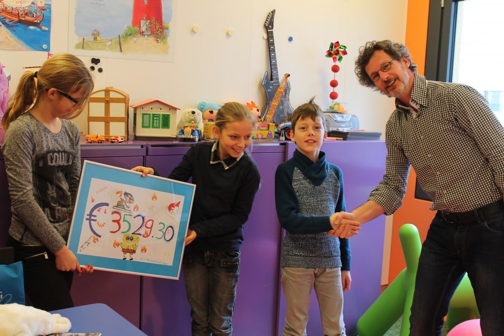 Overhandiging cheque door kinderen van OBS Kloosterveen Assen